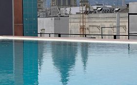 Luxe Central Studio With Pool, Parking & Ac