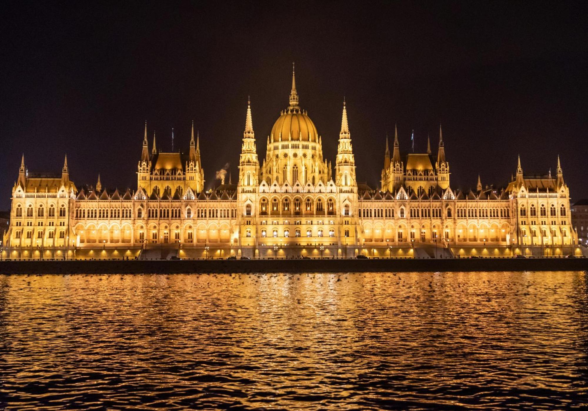 Luxe Central Studio With Pool, Parking & Ac Budapest Exterior photo